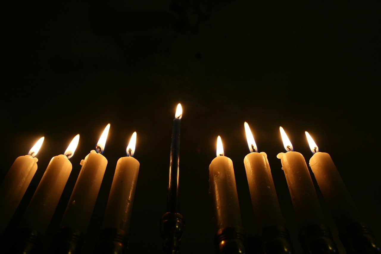 חנוכיה עם כל 8 הנרות דולקים
