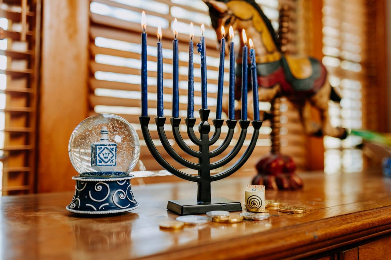 חנוכיה עם נרות שעווה כחולים